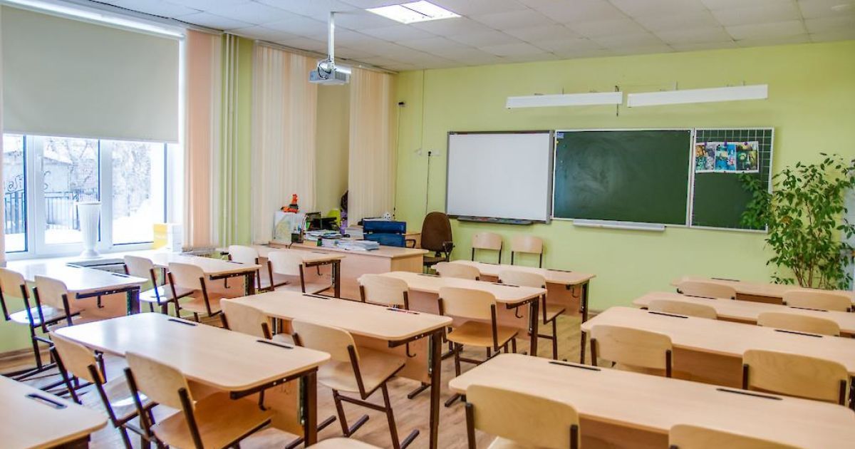 "Таскал за волосы и поцарапал ухо": в Киеве школьник обвиняет учителя в избиении