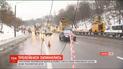 На столичной улице Елены Телиги мастера чинят оборванные троллейбусные провода
