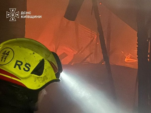 Пожежа в Київській області внаслідок атаки російськими дронами / © ДСНС