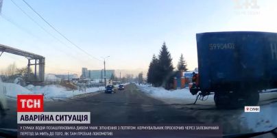 Новости Украины: в Сумах поезд едва не сбил внедорожник на глазах у патрульных