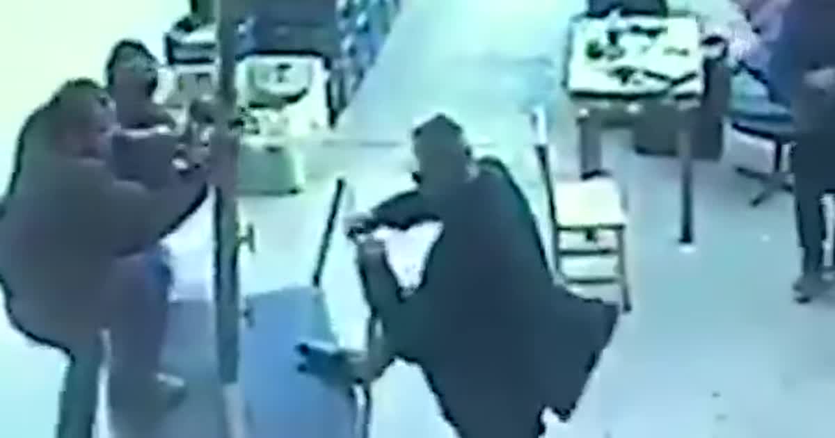 Відео, на якому чоловіка знесло вітром разом із величезною парасолею, стало вірусним