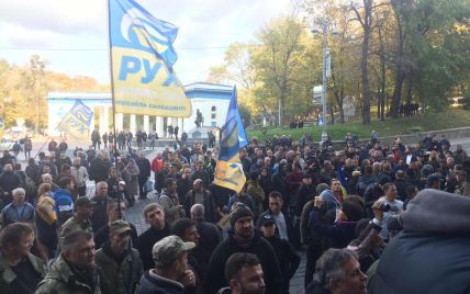 Протест у Києві: між мітингувальниками та правоохоронцями почалась штурханина