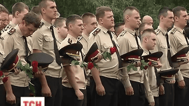 Под звуки пожарных сирен сегодня в Киеве попрощались с тремя пожарными