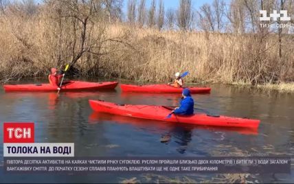 Толока на воді: у Кропивницькому активісти чистили річку на човнах