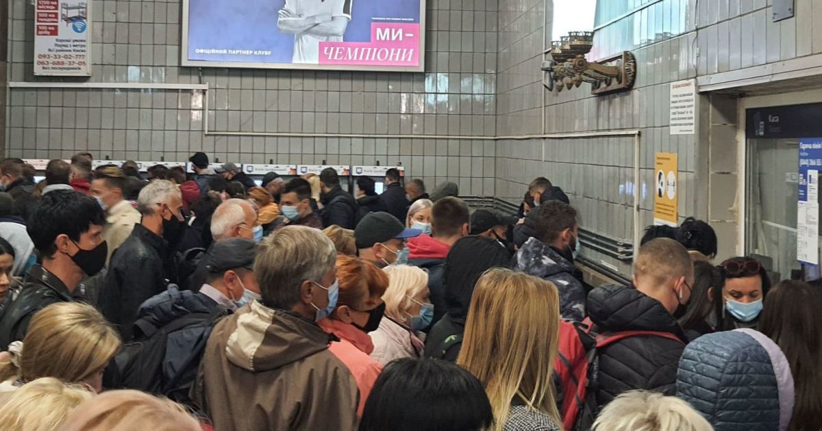 Возможно ли подхватить COVID-19 в переполненном метро в час пик: объяснение врача