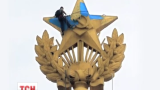 У Росії суд назначив компенсацію звинуваченим у справі пофарбування зірки на московській багатоповерхівці