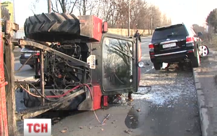 У Києві трактор протаранив джип і перекинувся