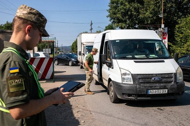 Пассажиропоток на границах: как повлияло разрешение на выезд мужчин 18-22 лет