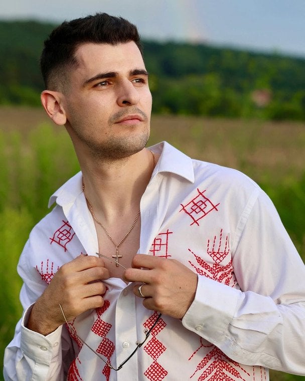 Відомий український блогер у сльозах повідомив про операцію та показався з імплантом у шиї