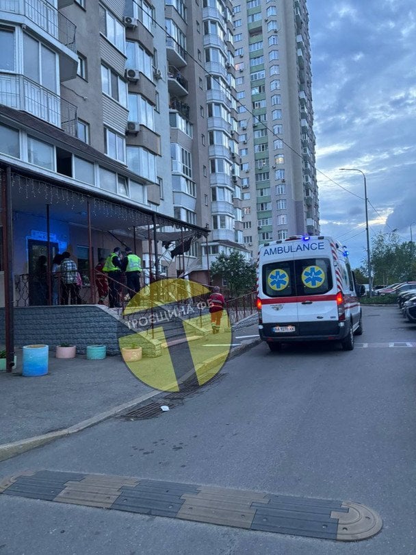 У Києві загинула людина через падіння з висоти: що відомо