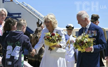 В белом платье и с цветами: королева Камилла приехала с Чарльзом в Канберру