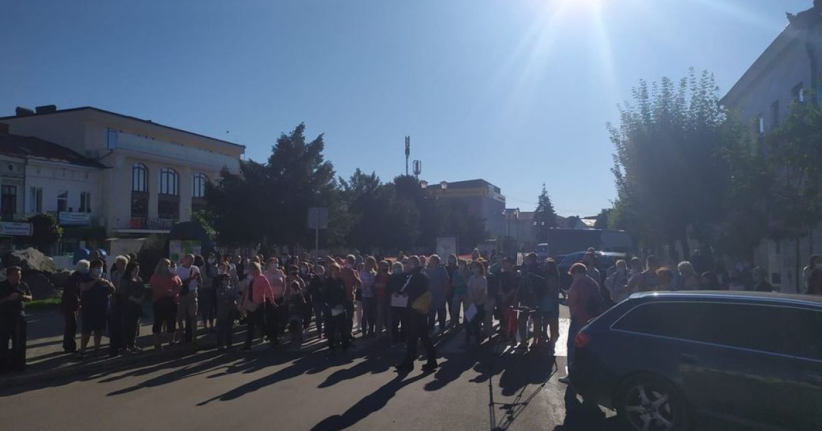В "красной" Коломые родители школьников вышли на митинг против дистанционного обучения