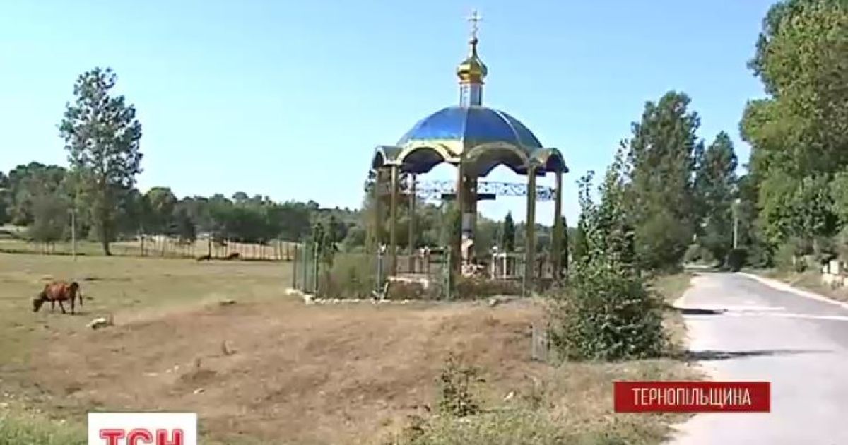 Поки служби правлять у маленькій відкритій капличці