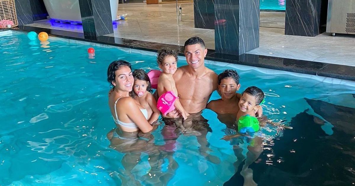 Із соскою та подарунками: Роналду та Джорджина чуттєвими фото привітали донечку з днем народження