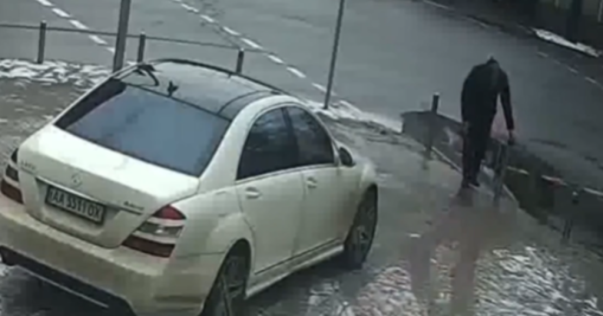 В центре Киева водитель Mercedes выдернул антипарковочный столбик, чтобы выехать на дорогу: видео