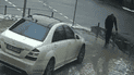 У центрі Києва водій Mercedes висмикнув антипаркувальний стовпчик, щоб виїхати на дорогу: відео
