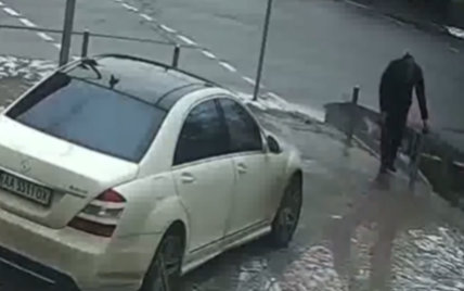 В центре Киева водитель Mercedes выдернул антипарковочный столбик, чтобы выехать на дорогу: видео