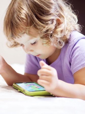 Як використання ґаджетів малюками впливає та змінює їхню мову