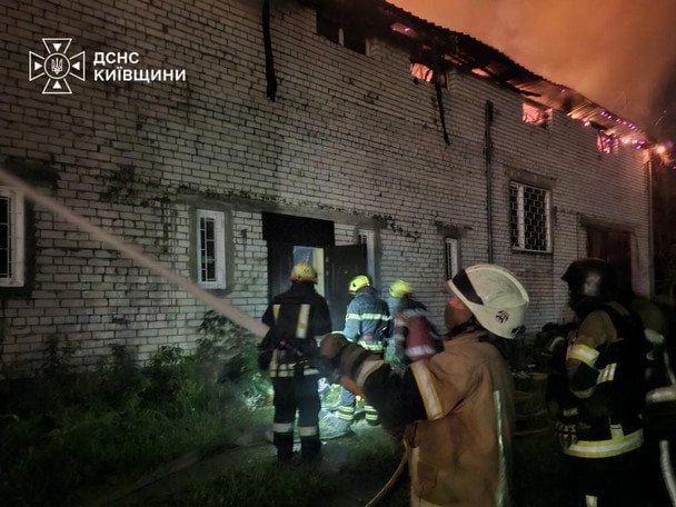 Пожежа в Київській області внаслідок атаки російськими дронами / © ДСНС