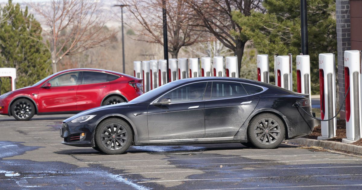 Завдяки новій інноваційній батареї: Tesla Model S подолала 1200 км на одному заряді