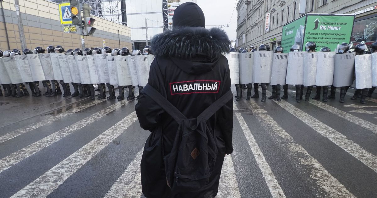 В России уволили преподавателя, которого задержали после митинга в поддержку Навального