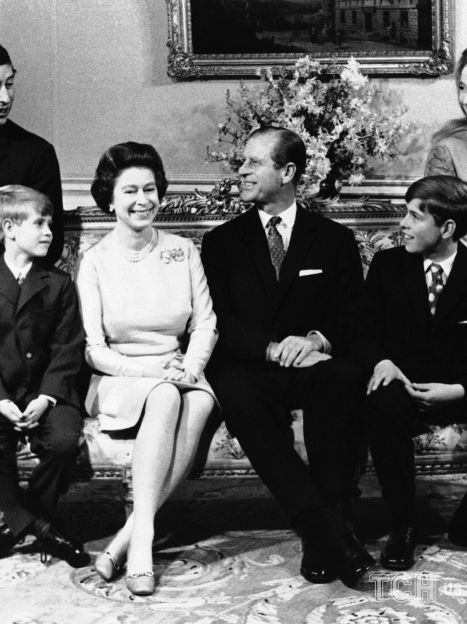 Принц Филипп и королева Елизавета II с детьми / © Associated Press