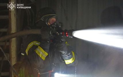 На Київщині рятувальники ліквідовують наслідки падіння уламків БПЛА (фото)