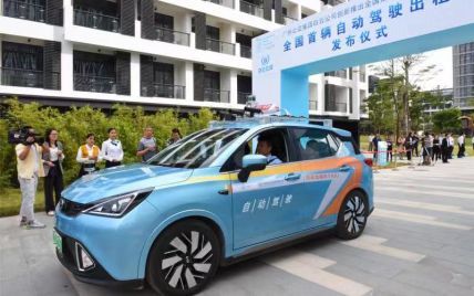 У Китаї запустили перші таксі на безпілотних електрокарах
