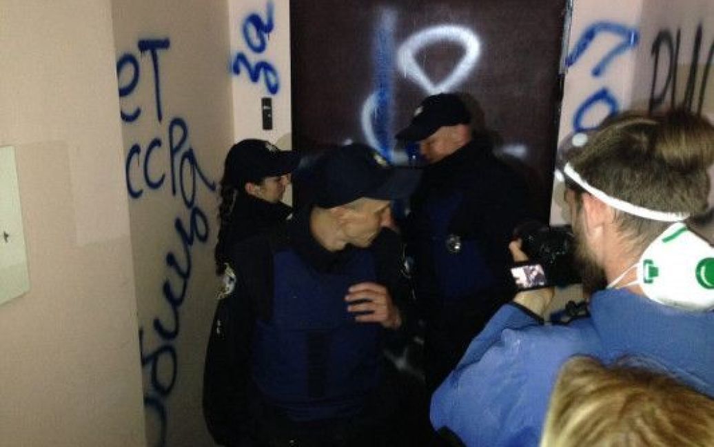 Активисты и полиция под дверью Витренко / © Национальный корпус