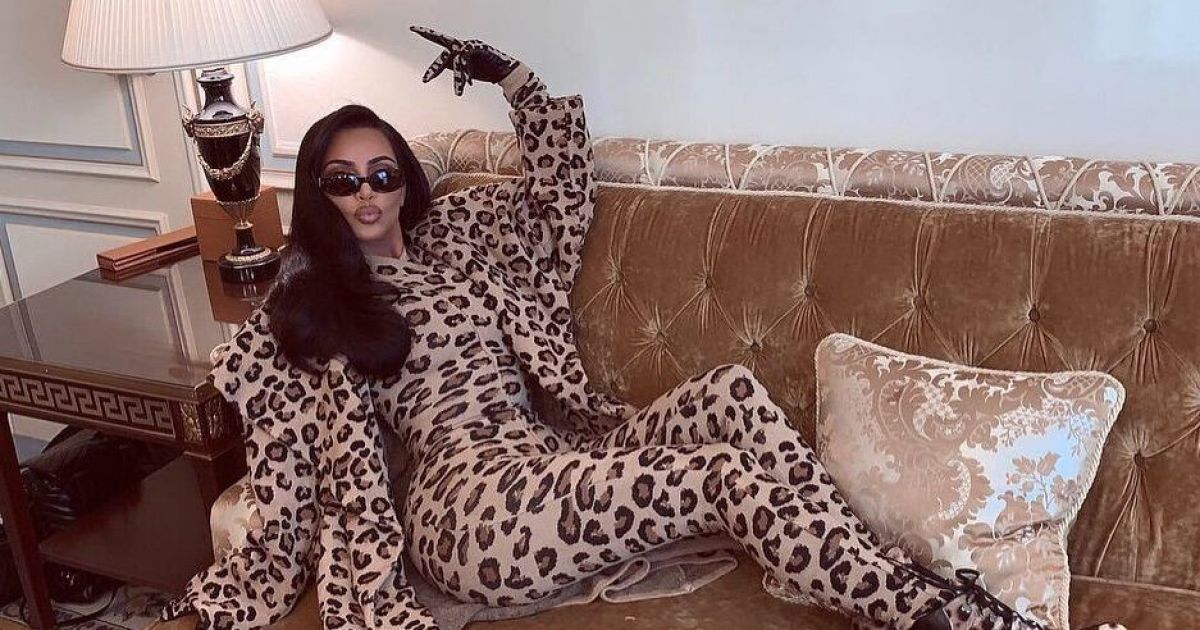 Ким Кардашян в total leopard соблазнительно полежала на диване
