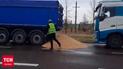 Польша извинилась за рассыпанное украинское зерно, но прощение напоминает оправдание