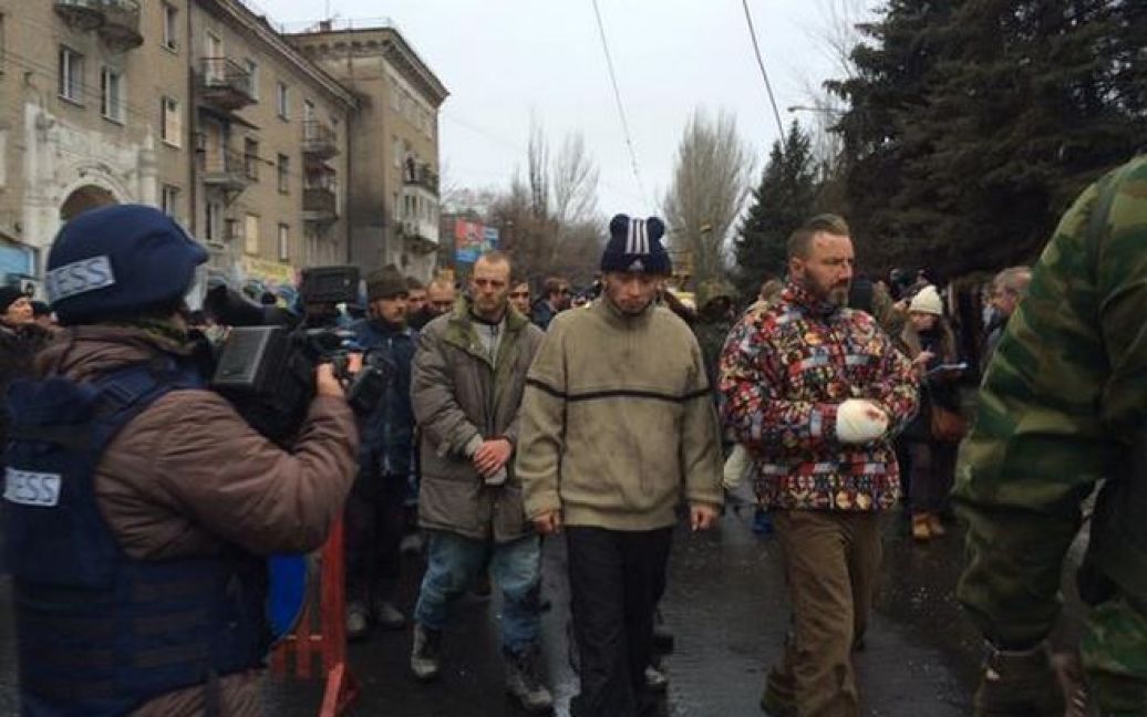 "Парад пленных" провели по улицам Донецка / © twitter.com/ChristopherJM