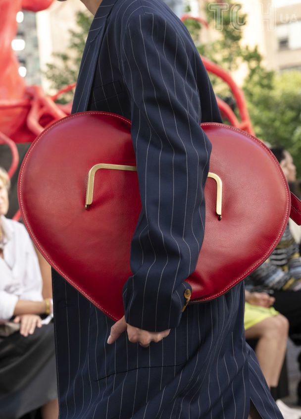 Сумки с показа бренда Coach весна-лето 2025 / © Getty Images