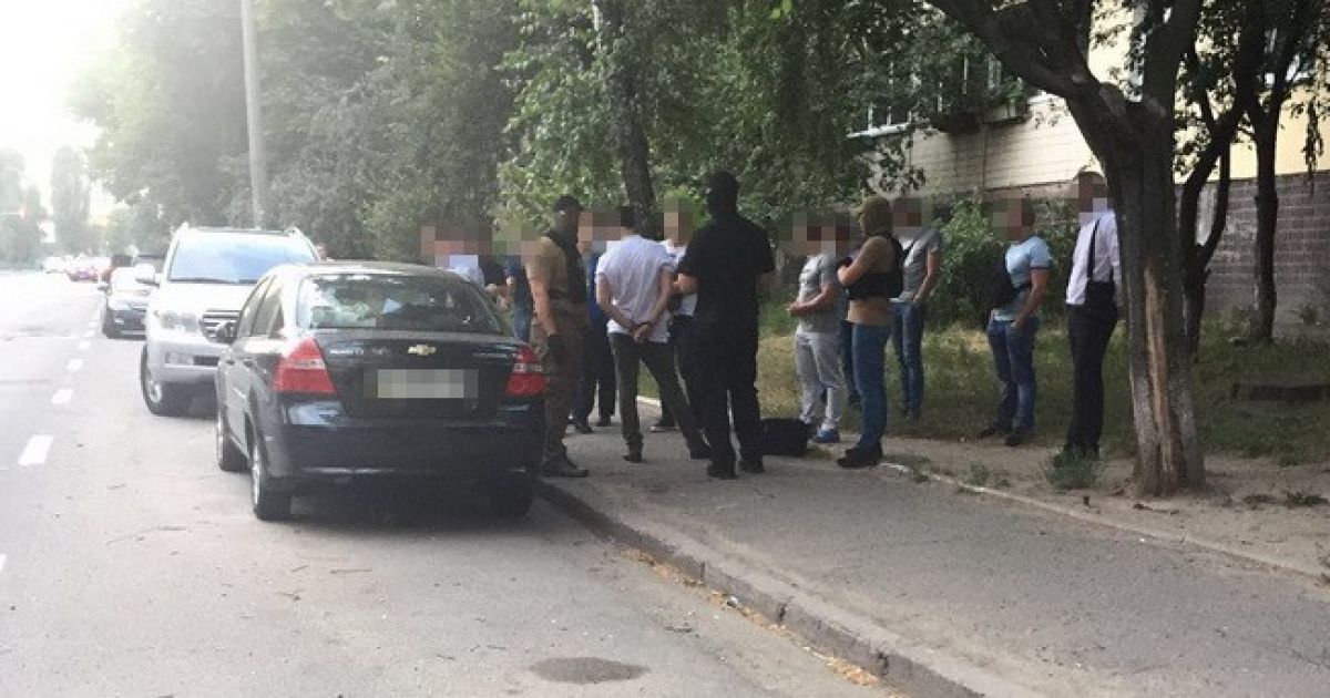 У Києві на хабарі у 8500 євро погорів капітан поліції
