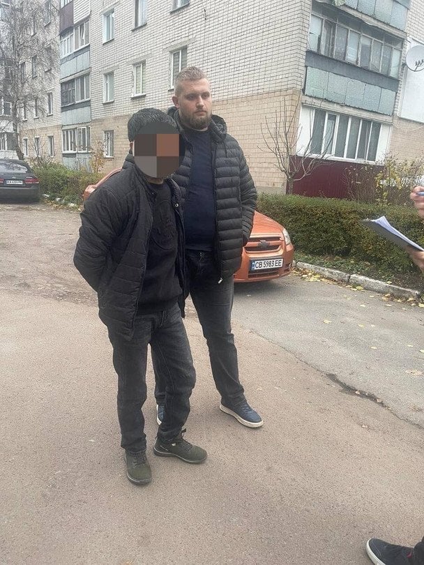 Правоохоронці затримали власника нелегального виробництва. / © Facebook Сергій Болвінов