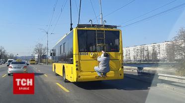 У Києві через обмеження транспорту активізувались "зачепери"