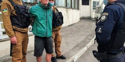 В Киеве агрессивный мужчина приставал к людям и пытался напасть на муниципала