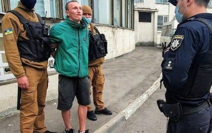 У Києві агресивний чоловік чіплявся до людей та намагався напасти на муніципала