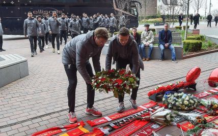 Футболисты "Ливерпуля" почтили память жертв трагедии Хиллсборо, унесшей 96 жизней