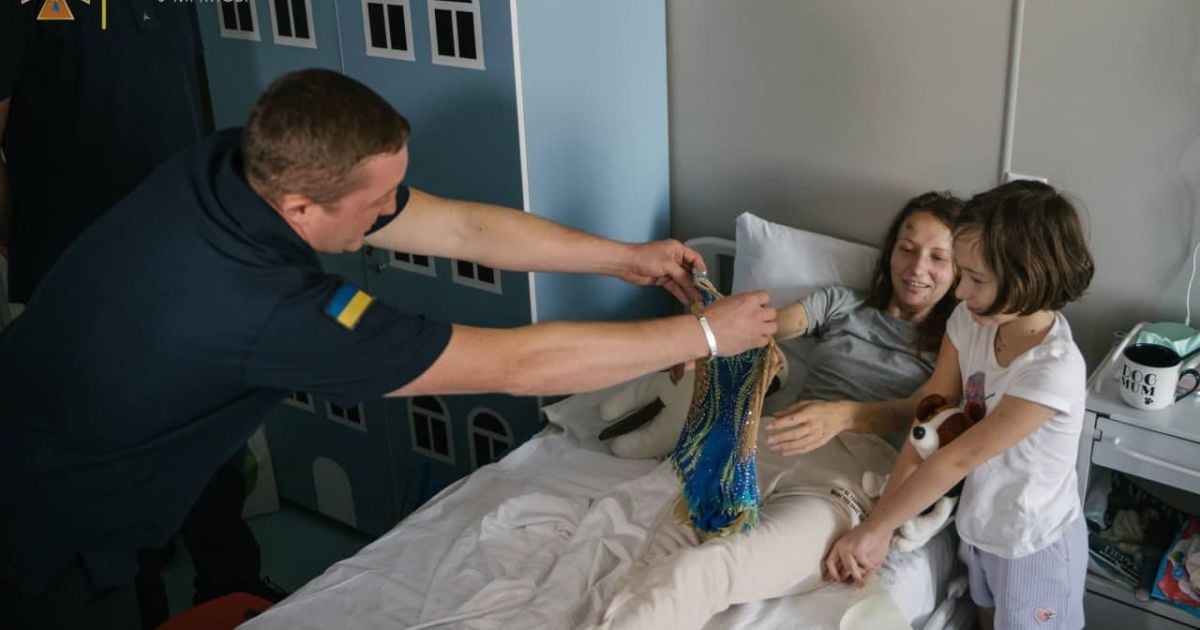 Надзвичайники відвідали у лікарні 7-річну Женю, яку врятували з-під завалів будинку в Києві (фото)