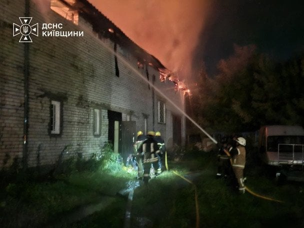 Пожежа в Київській області внаслідок атаки російськими дронами / © ДСНС