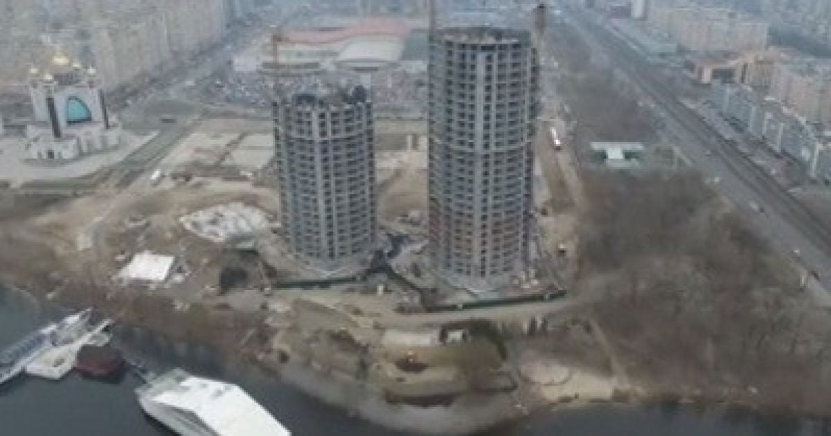 У Києві відновили скандальне будівництво біля Патріаршого храму на Микільській Слобідці