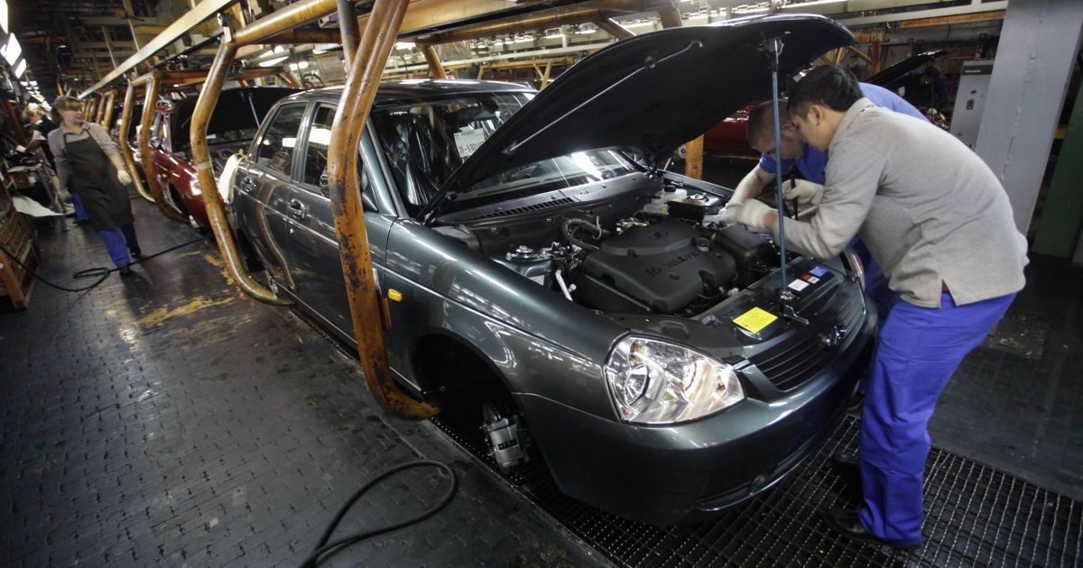 Производство легковых автомобилей в РФ обвалилось более чем в девять раз