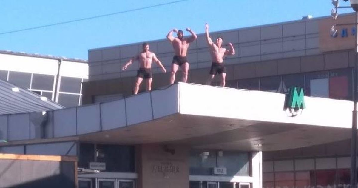В Киеве женщин с 8 Марта поздравили полуобнаженные мужчины