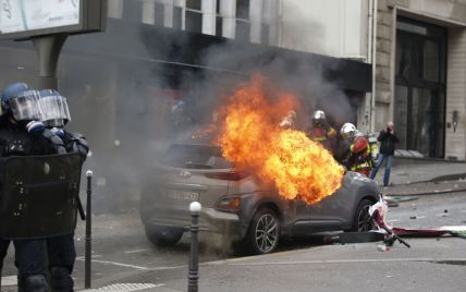 Погромы на акции "желтых жилетов" обернулись отставкой начальника полиции Парижа