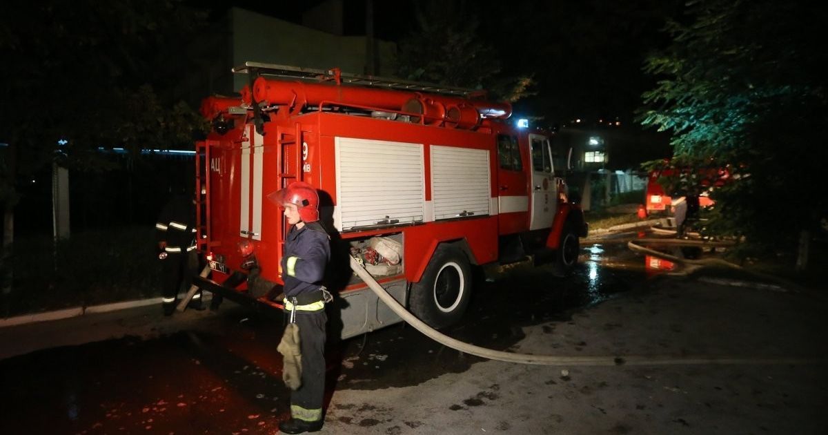 У Миколаєві пожежник на льоту врятував 80-річну бабусю, яка випала з п'ятого поверху