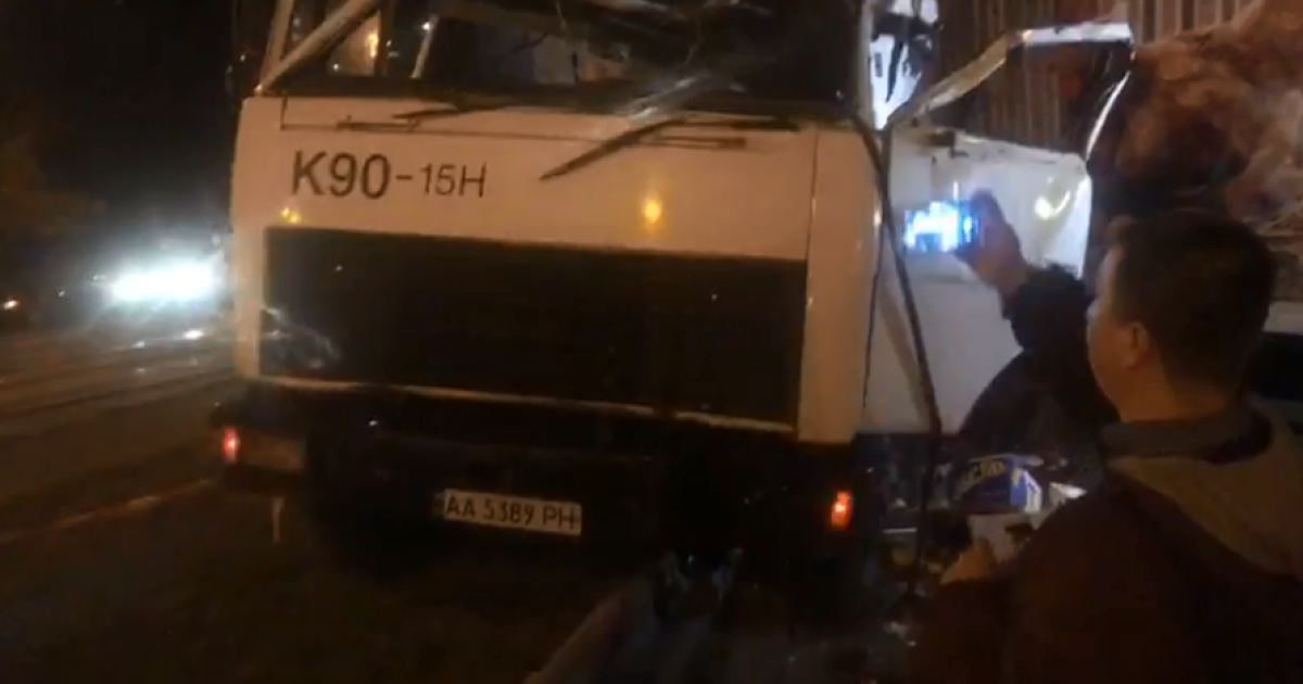В Киеве грузовик без тормозов врезался в 10 автомобилей