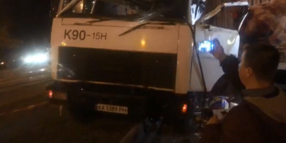 В Киеве грузовик без тормозов врезался в 10 автомобилей