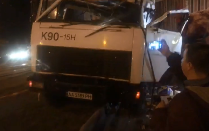 В Киеве грузовик без тормозов врезался в 10 автомобилей