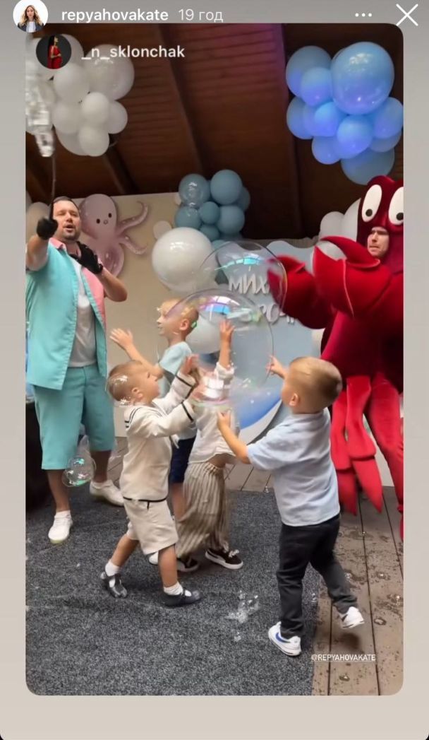Виктор Павлик на дне рождения сына с семьей / © instagram.com/repyahovakate